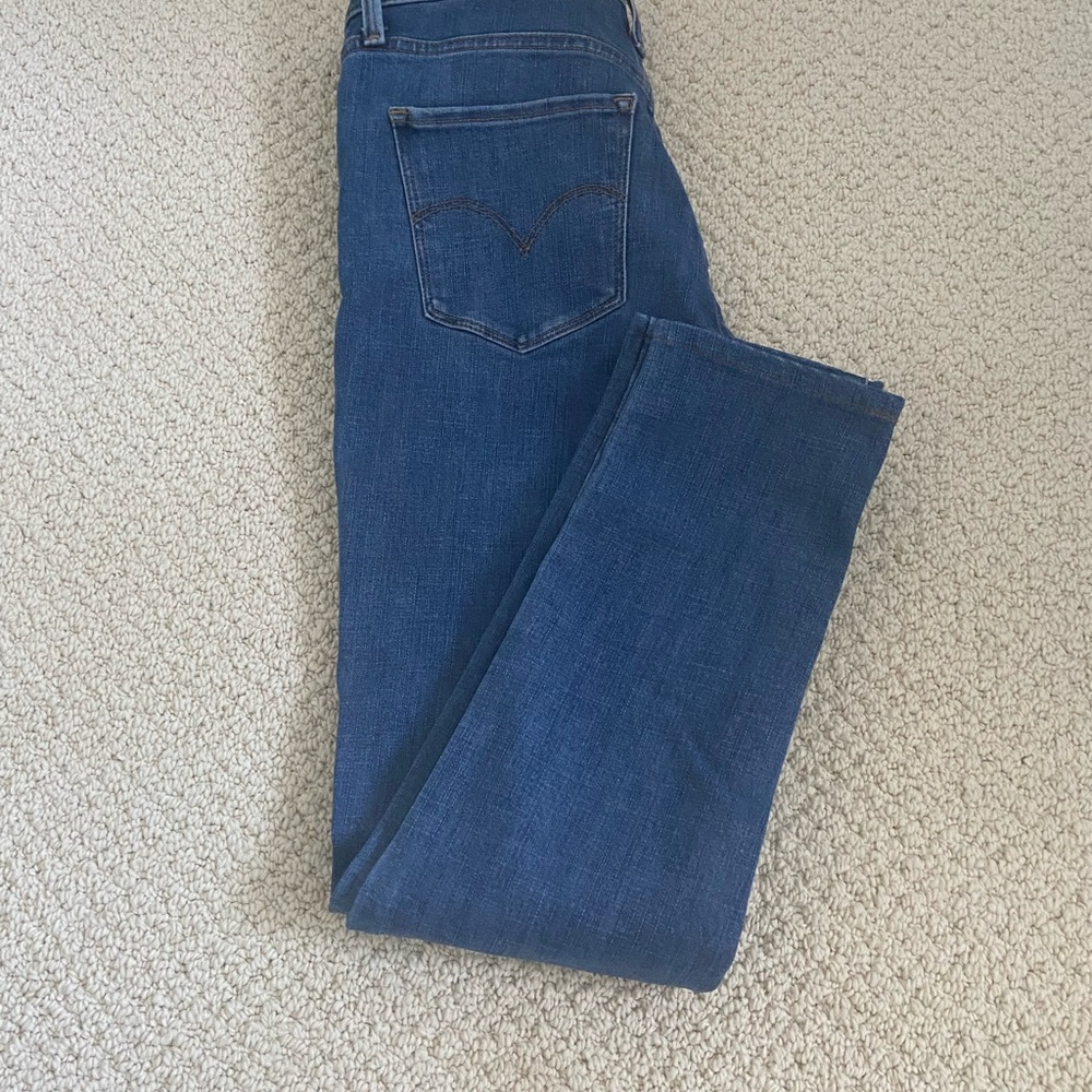 Levi’s Shaping Skinny Jeans. Excellent like new condition.